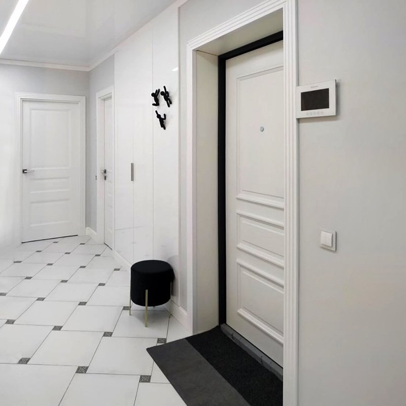 Белая входная дверь в классическом стиле