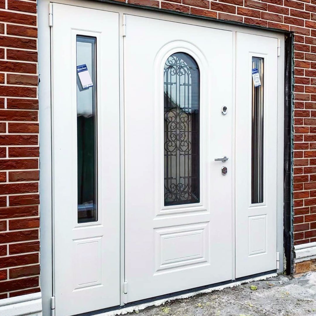 Входная дверь нестандартного размера со стеклом в частном доме