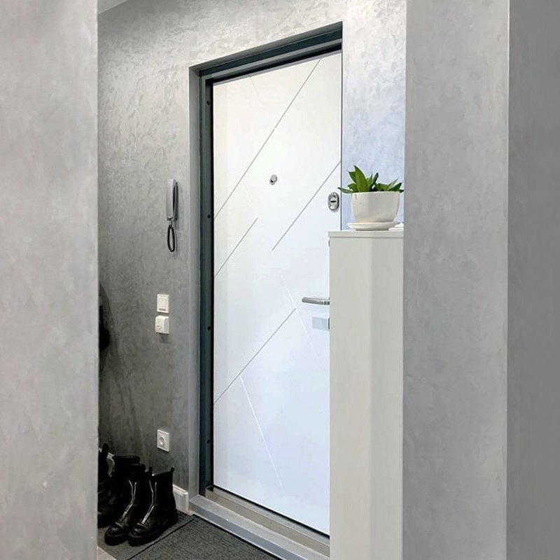 Белая входная дверь с геометрическим рисунком