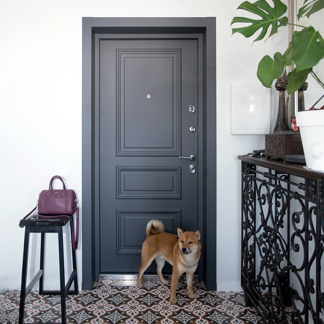 Входная дверь серого цвета в интерьере ар-деко