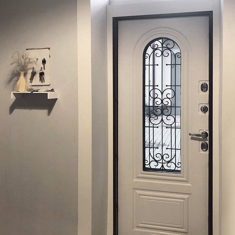Входная дверь в дом с терморазрывом, стеклом и ажурной решеткой