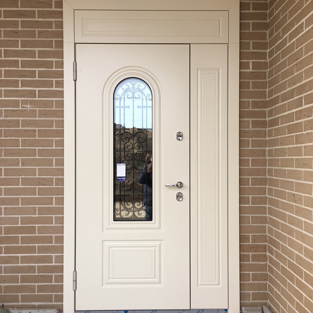 Входная дверь нестандартного размера в коттедже