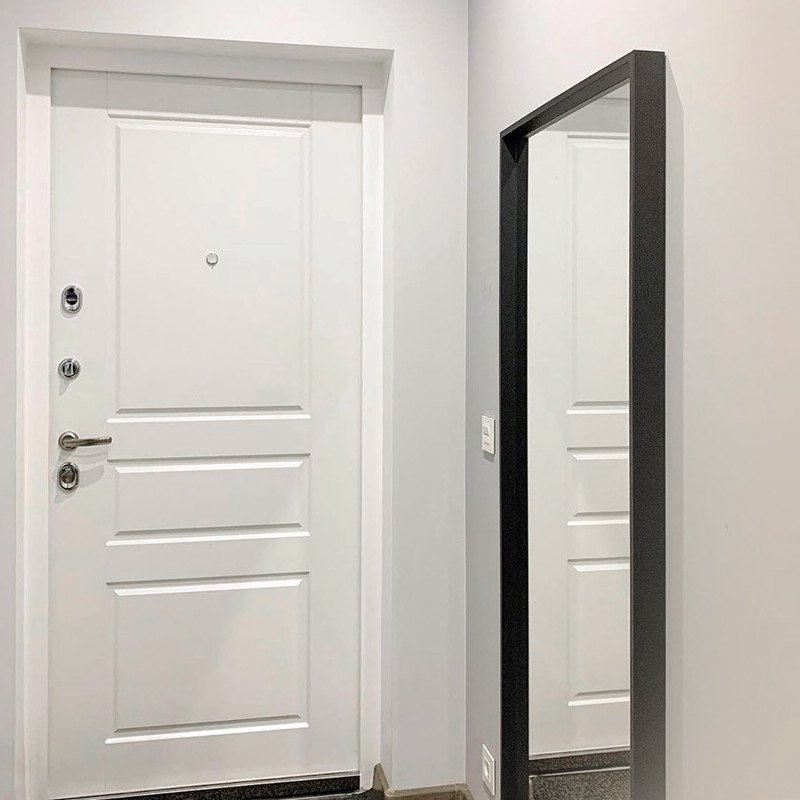 Классическая входная дверь в интерьере в стиле минимализм