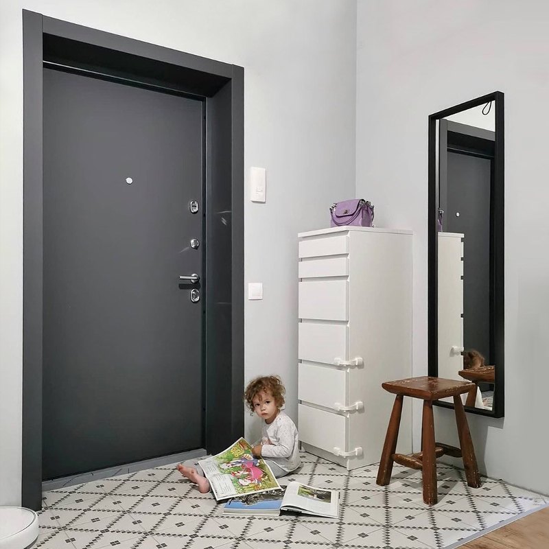 Входная дверь серого цвета в скандинавском интерьере